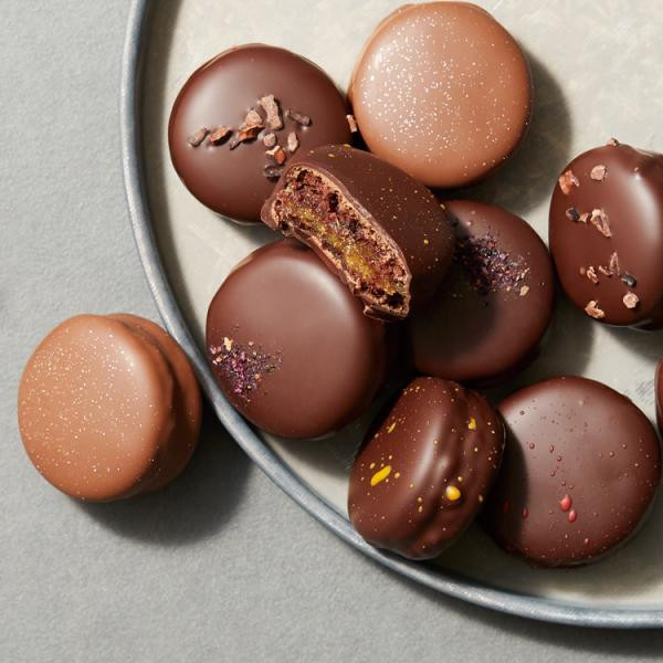 お値下げ♡超美品♡BETOUPE CHESSWOOLフーディー セバスチャン・ブイエ】マカリヨン 12個 （セバスチャン・ブイエ