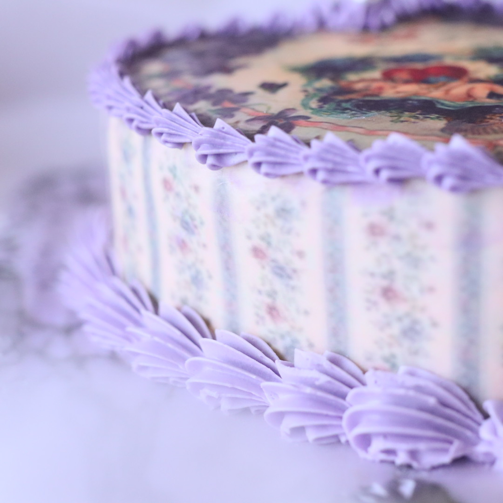 文字入れ可能 カルトナージケーキ 天使とすみれのハート型パープル