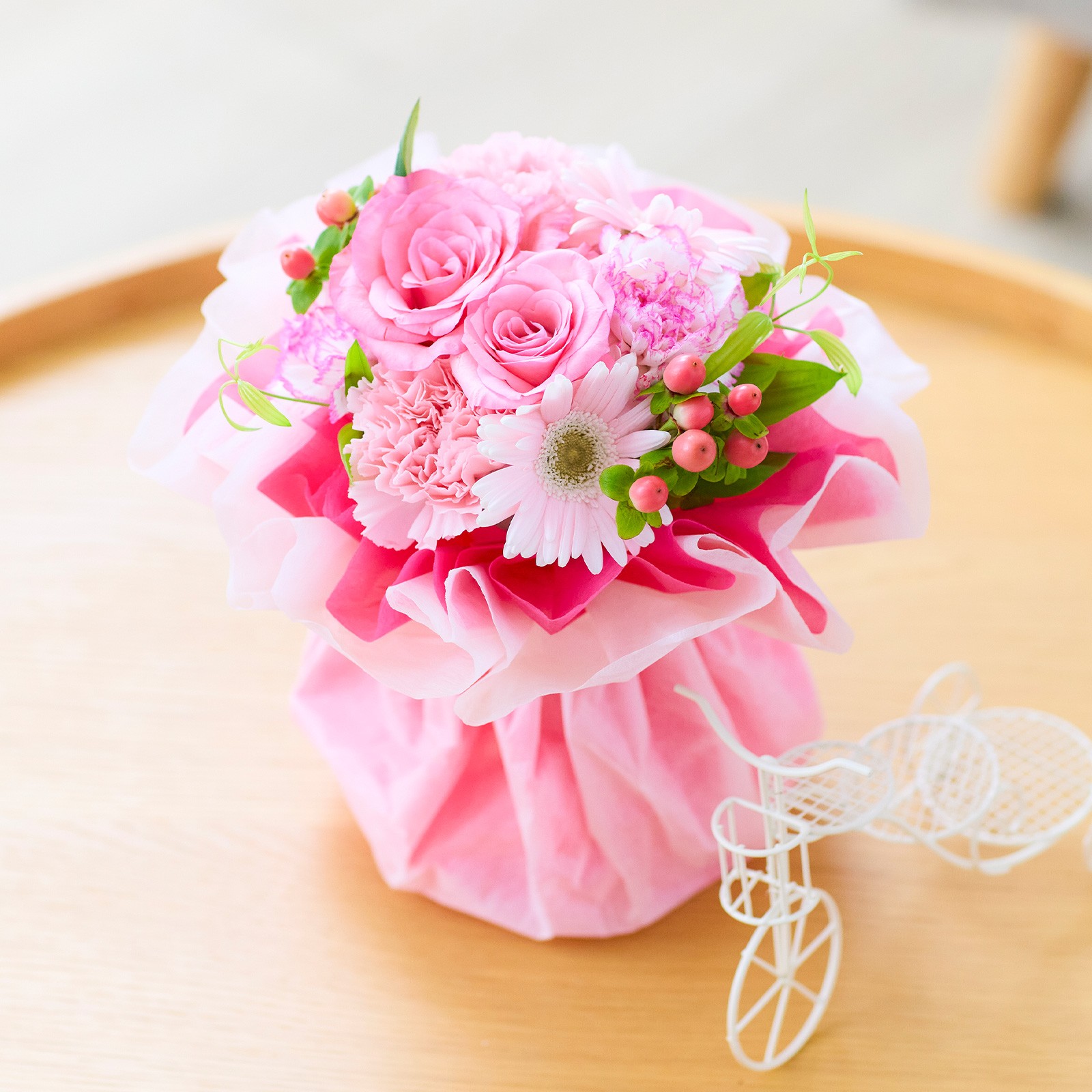 ✨特大✨たくさんのバラミックスプリザアレンジ✨ラッピングのまま飾れますよ✨ ✨特大✨高級感のある淡い紫＆水色ミックスバラプリザ✨ラッピングの