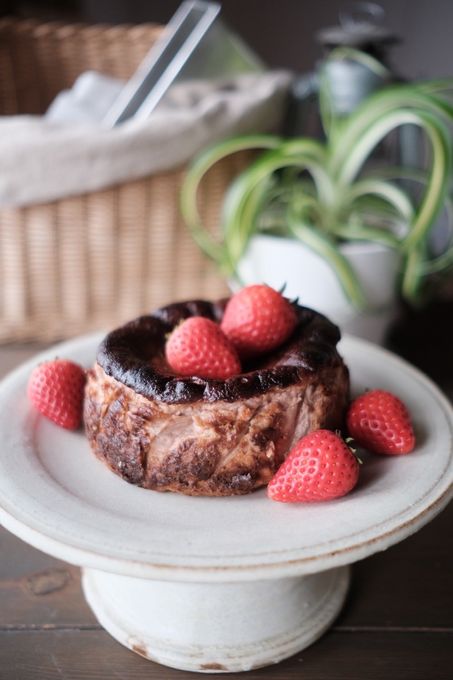 軽井沢農園パティスリーよりバスク風高原いちごチーズケーキ   ４号（プレザーブジャム付き） 3