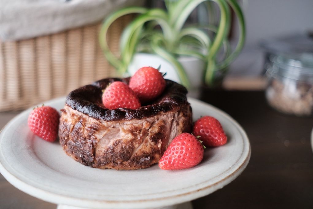 軽井沢農園パティスリーよりバスク風高原いちごチーズケーキ   ４号（プレザーブジャム付き） 1