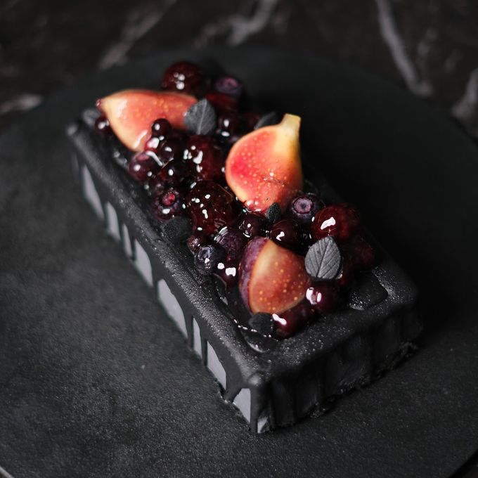 宝石箱のような黒いフルーツのチーズムースドリップケーキ