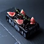 宝石箱のような黒いフルーツのチーズムースドリップケーキ 1