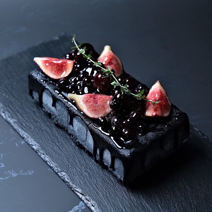 宝石箱のような黒いフルーツのチーズムースドリップケーキ 1