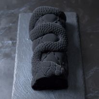 黒蛇が纏うアートピースショコラケーキ：ハロウィン2026