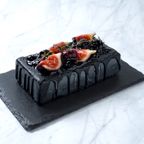 宝石箱のような黒いフルーツのチーズムースドリップケーキ 1