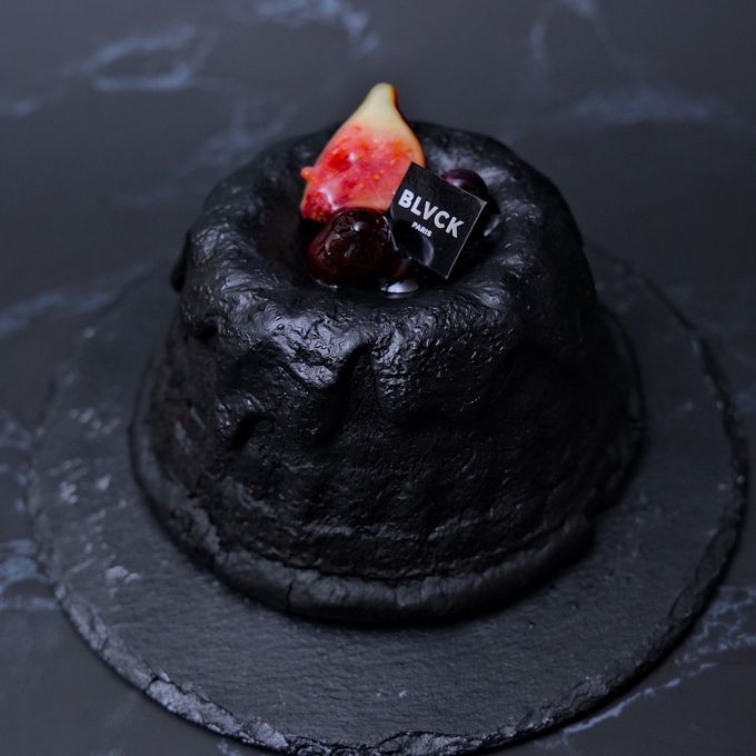 【期間限定】真っ黒なクグロフ｜紅茶とシナモン香る、果実たっぷりの濃厚ケーキ：クリスマス2026 1