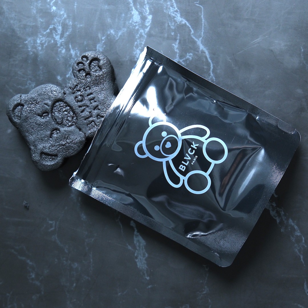 サンドカッサータ – 黒の美学で味わう、ひんやり贅沢なスイーツ