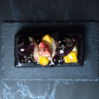 宝石箱のような夏のフルーツのチーズムースドリップケーキ：お中元2025 2