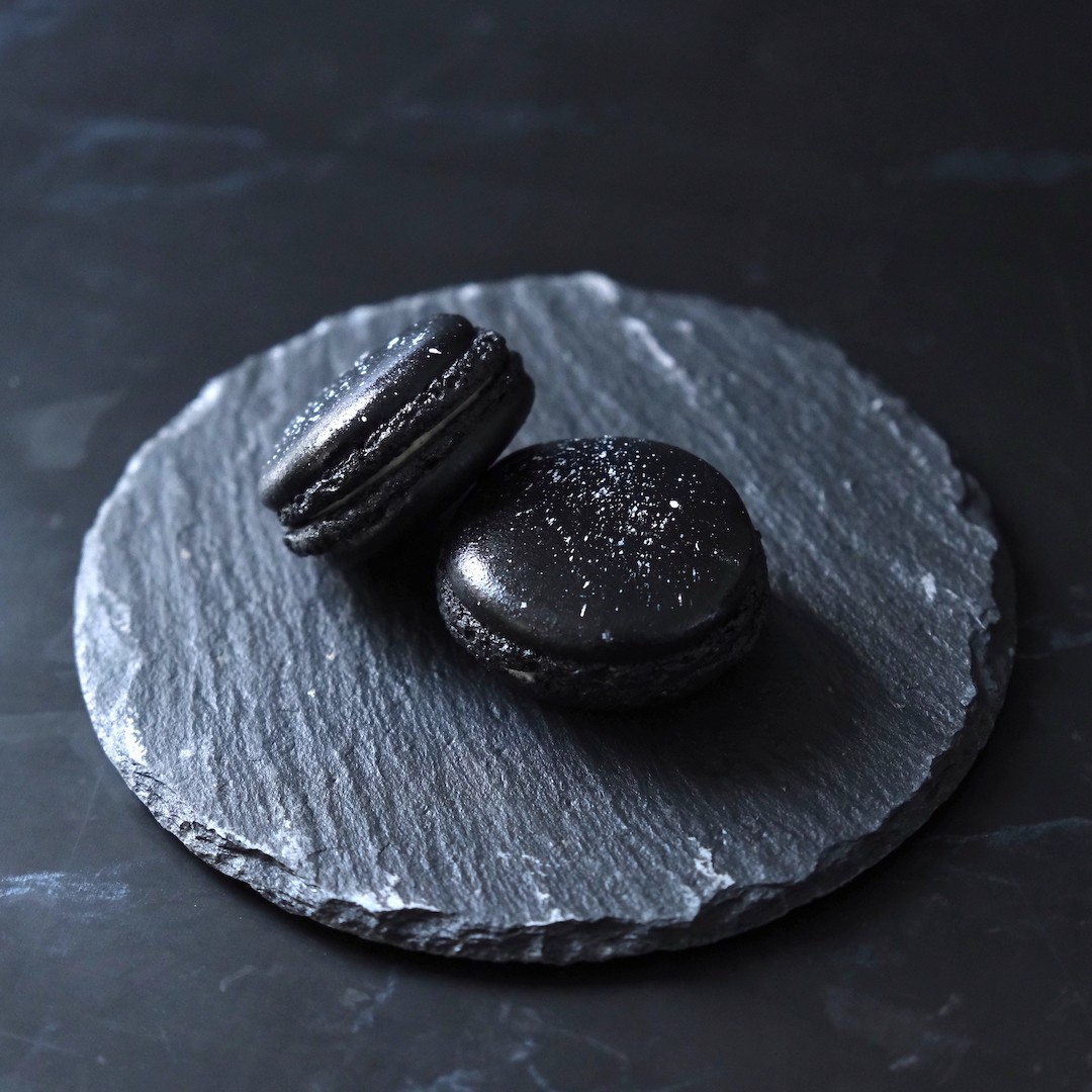 漆黒の美学が詰まったラグジュアリーマカロン5種セット：バレンタイン
