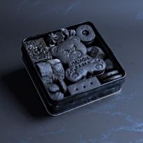至高の9種が詰まった漆黒のクッキー缶