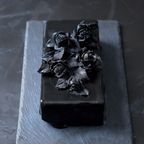 【期間限定】薔薇のブーケを飾ったアートピースレアチーズケーキ：ハロウィン2025 1