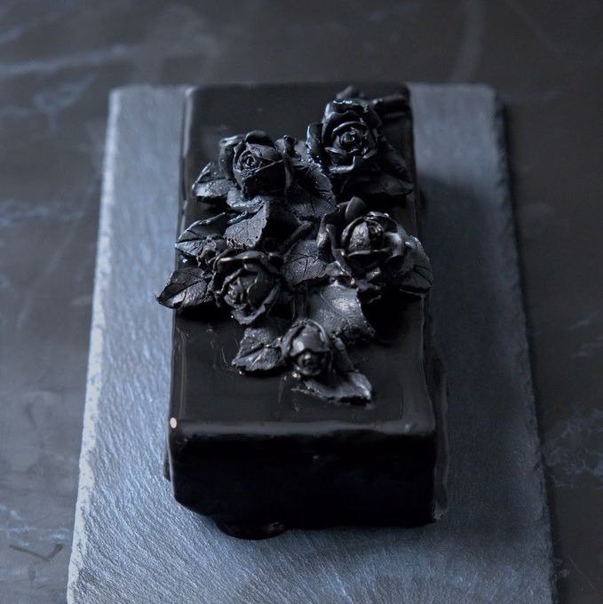 【期間限定】薔薇のブーケを飾ったアートピースレアチーズケーキ：ハロウィン2025 1