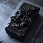 【期間限定】薔薇のブーケを飾ったアートピースレアチーズケーキ：ハロウィン2025 2
