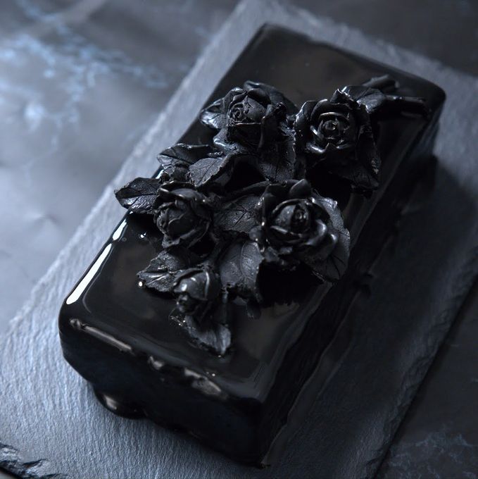【期間限定】薔薇のブーケを飾ったアートピースレアチーズケーキ：ハロウィン2025 2