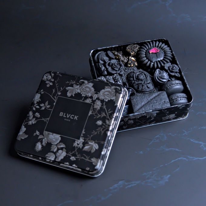 9種の香りが詰まった漆黒の薔薇のクッキー缶 1