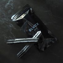 贅沢な黒のチュロス 2本セット（ショコラ＆シュガーマシュマロ）