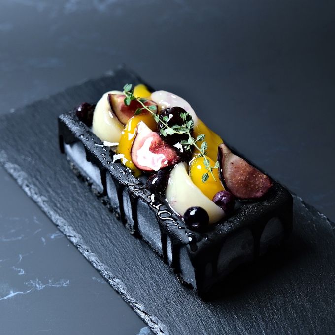 【期間限定】宝石箱のような夏のフルーツのチーズムースドリップケーキ 1