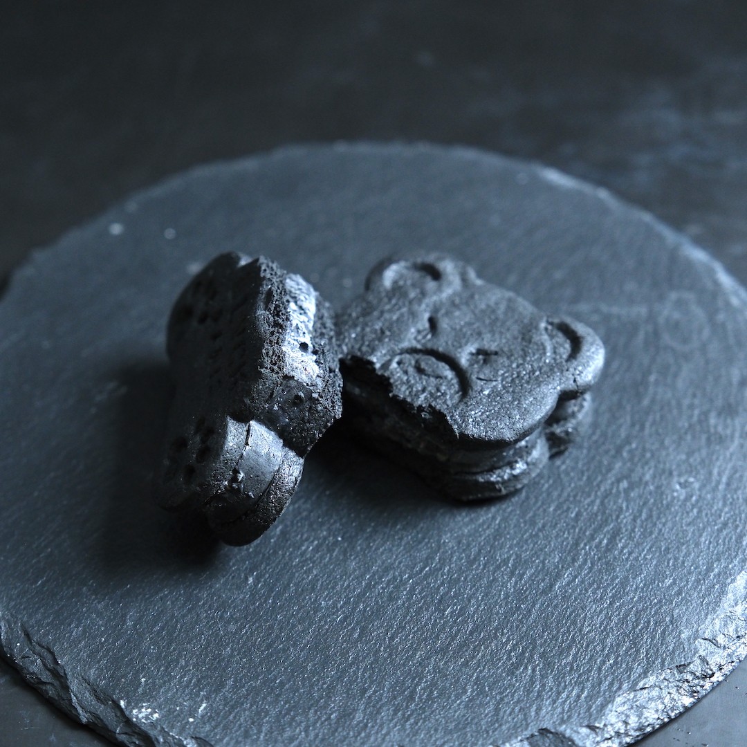 サンドカッサータ – 黒の美学で味わう、ひんやり贅沢なスイーツ（BLVCK