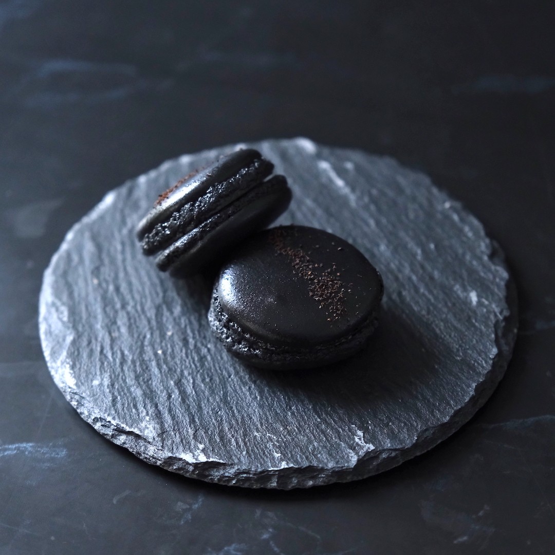 漆黒の美学が詰まったラグジュアリーマカロン5種セット：バレンタイン
