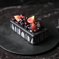 宝石箱のような黒いフルーツのチーズムースドリップケーキ