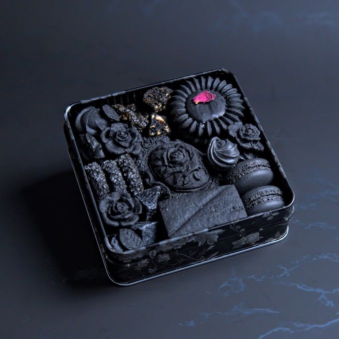 9種の香りが詰まった漆黒の薔薇のクッキー缶 3