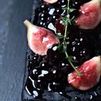 宝石箱のような黒いフルーツのチーズムースドリップケーキ 3