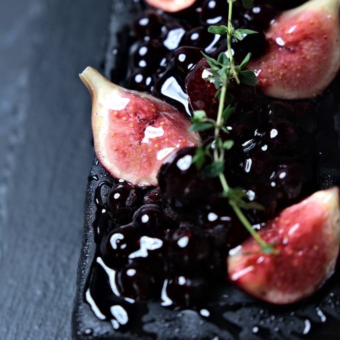 宝石箱のような黒いフルーツのチーズムースドリップケーキ 3