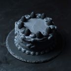 黒の美学を極めた4号サイズの王冠ショートケーキ 1