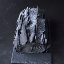 【期間限定】黒の美学を纏ったブッシュドノエル：バレンタイン2026