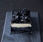 【期間限定】薔薇のブーケを飾ったアートピースレアチーズケーキ：ハロウィン2025 4