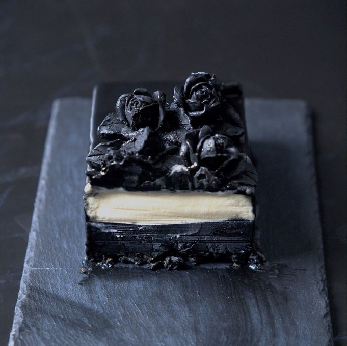【期間限定】薔薇のブーケを飾ったアートピースレアチーズケーキ：ハロウィン2025 4
