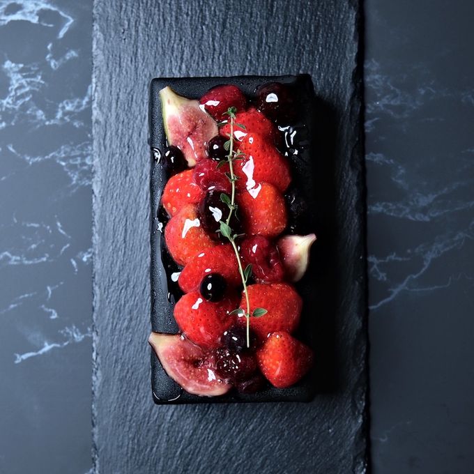 【期間限定】宝石箱のような春のフルーツのチーズムースドリップケーキ  2