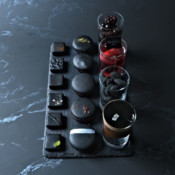 漆黒のアフタヌーンティーセット | ボンボンショコラ・マカロン・グラスデザート：バレンタイン2026 3