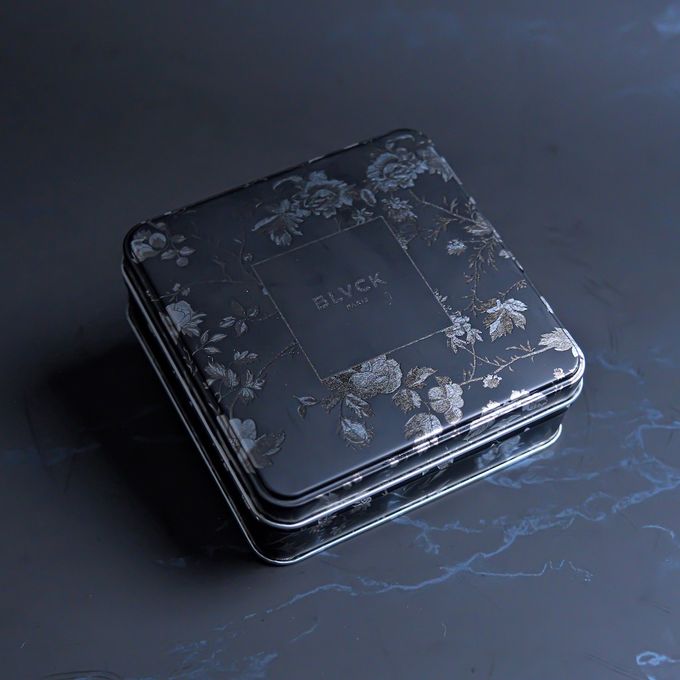 9種の香りが詰まった漆黒の薔薇のクッキー缶 2