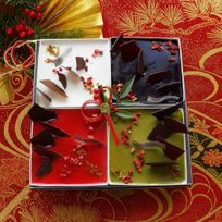 お正月 スクエアスイーツ贈答用ギフトボックス ４種Mixスイーツアソート（ムースフロマージュ、ミロワールフランボワーズ、ミロワールショコラ、ミロワールピスターシュ）お節スタイル