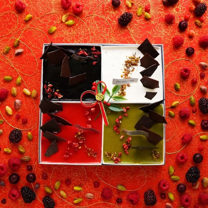 お正月 スクエアスイーツボックス ４種Mixスイーツアソート（ドゥーブルフロマージュ、ミロワールフランボワーズ、ミロワールショコラ、ミロワールピスターシュ）お節スタイル 1