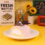 白金クリームロール（苺） ハーフ 1