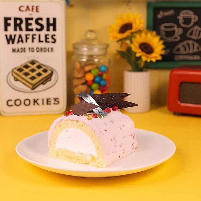 白金クリームロール（苺） ハーフ 1