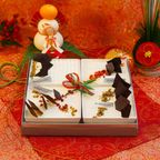 お正月 スクエアスイーツ贈答用ギフトボックス ４種の白いケーキアソート（ショートケーキ（イチゴ、オレンジ）、ドゥーブルフロマージュ、ムースフロマージュ）お節スタイル 1