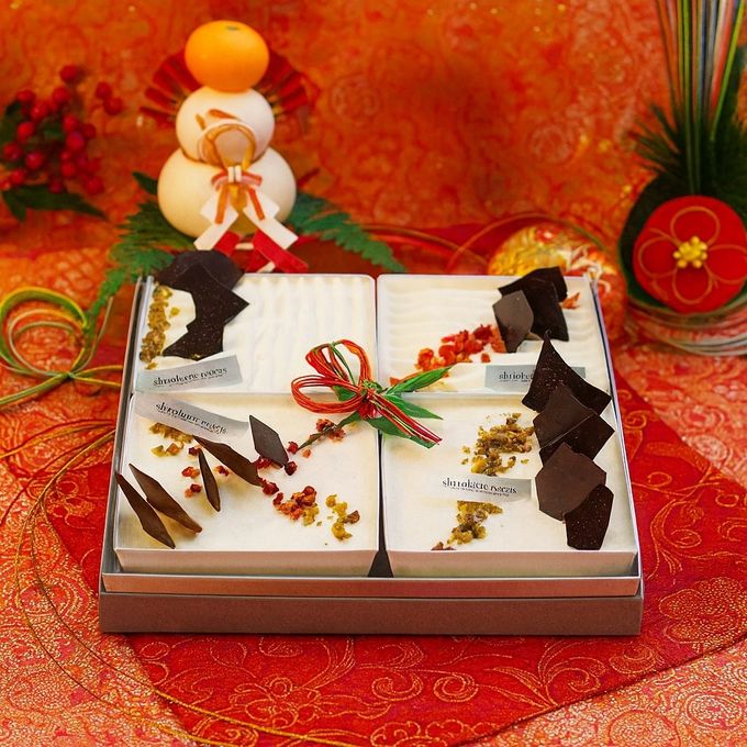 お正月 スクエアスイーツ贈答用ギフトボックス ４種の白いケーキアソート（ショートケーキ（イチゴ、オレンジ）、ドゥーブルフロマージュ、ムースフロマージュ）お節スタイル 1