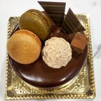 メッセージクッキー無しの写真。※写真には乗っていませんがお渡しするケーキにはマカロンの手前に生チョコが2個乗っています。 3