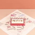 可愛らしい化粧箱は贈り物にもおすすめ。 6