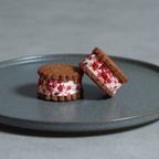 クッキークリームサンド 5個入り（ストロベリー3個・ピスタチオ2個）手土産 ギフト 内祝い 6