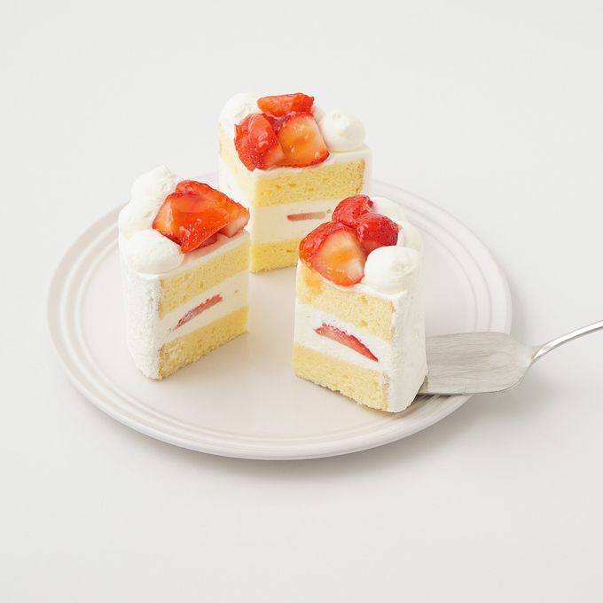 【カットタイプ】高級苺盛りデコレーションケーキ 6号 18cm 4