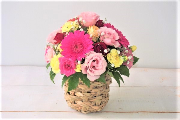 多様な色の花のアレンジメント スタンダードアレンジ O-40（カラー：オレンジ）｜ ｜with Hana