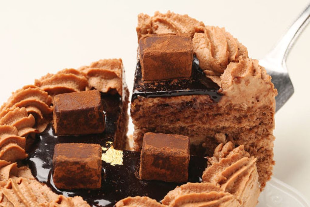 ショコラデコレーション 生チョコ飾り ベルギー産チョコレート・北海道の生クリーム・小麦粉・バター100％使用 10号（直径約30cm）（バースデーオーナメント＋キャンドル＋ポストカード） 3