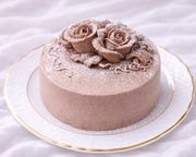 NEW バラのチョコの生クリームバースデーケーキ 3号 北海道生クリーム お1人様用  宅配 いたします 3種類のケーキからお選びください  お試し価格品  1