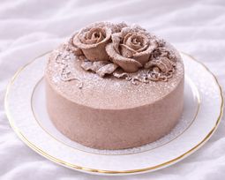 NEW バラのチョコの生クリームバースデーケーキ 3号 北海道生クリーム お1人様用  宅配 いたします 3種類のケーキからお選びください  お試し価格品 