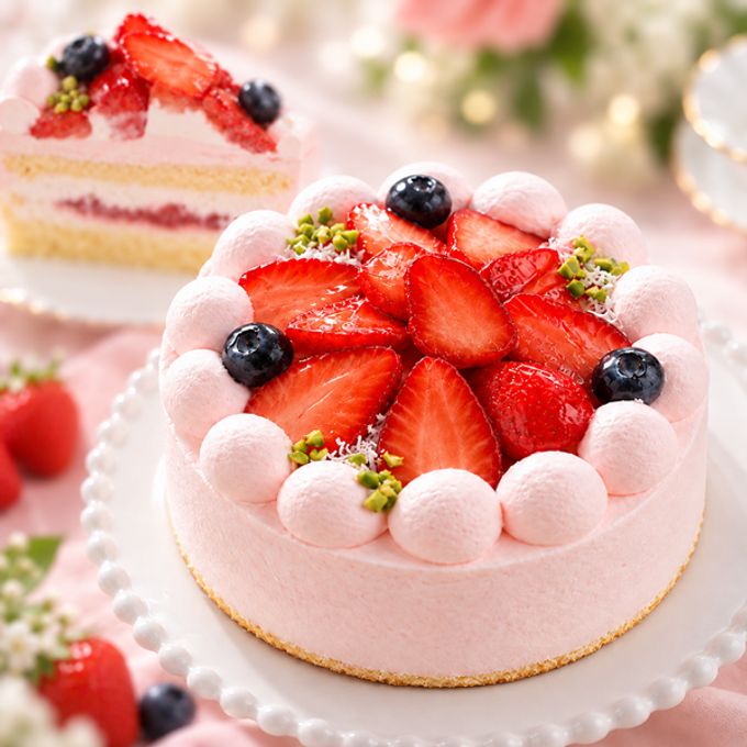 NEW ピンク色の純 生クリーム 苺 ケーキ 3号 半解凍でとろける（室温で半解凍していただくと、外はふんわり、中はひんやりとした食感をお楽しみいただけます）北海道純生クリーム・小麦粉 バースデーケーキ お誕生日ケーキ アニバーサリーカード #ふわひん純生いちご 1